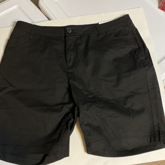 NWT CJ banks moderately, curvy, Bermuda shorts, black 5 pockets 14W - Picture 1 of 7